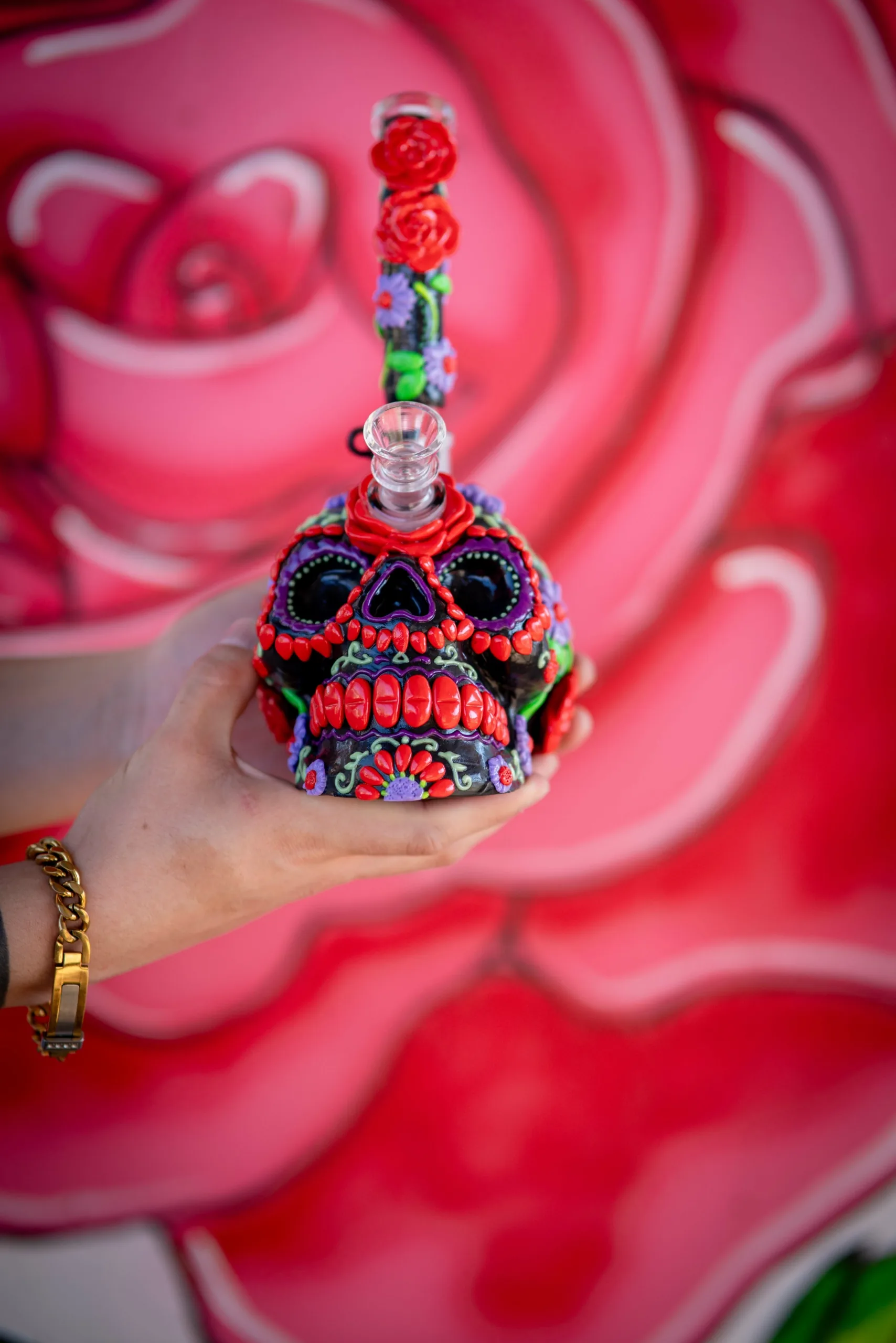 una pipa de agua inspirada en una calavera de azúcar, es roja con el tubo en el centro de la calavera