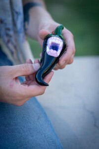 ¿Cuál es el beneficio de usar un grinder para hierbas?