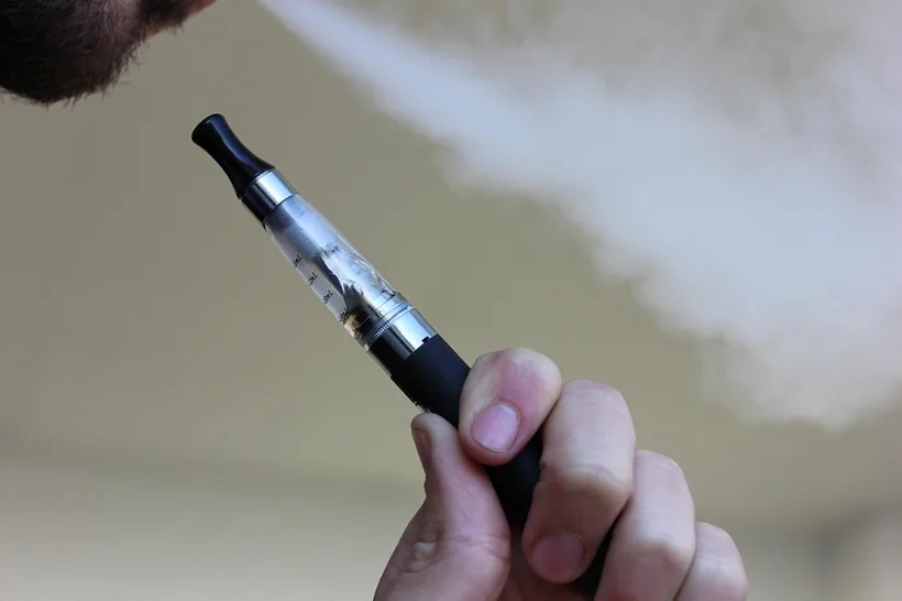 Close-up of a vape device producing a thick vapor cloud, illustrating real-world puff output at El Paso Smoke Shops