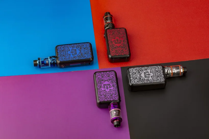 Un dispositivo vape premium tipo desechable con pantalla integrada y cuerpo con acabado de piel parado sobre una superficie de madera en El Paso Smoke Shops