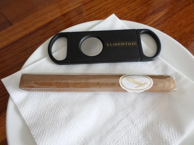 Un puro Davidoff junto a un cortador de doble navaja listo para cortar en El Paso Smoke Shops