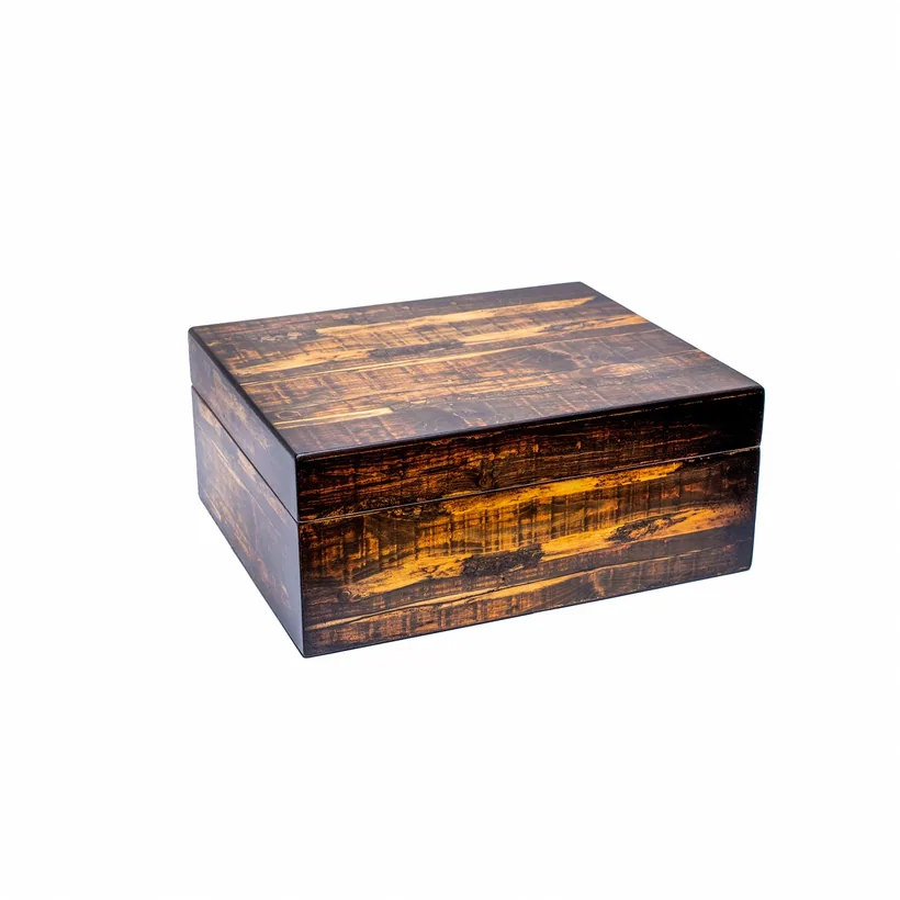 Una caja humidor de madera para puros para guardarlos en casa en El Paso Smoke Shops
