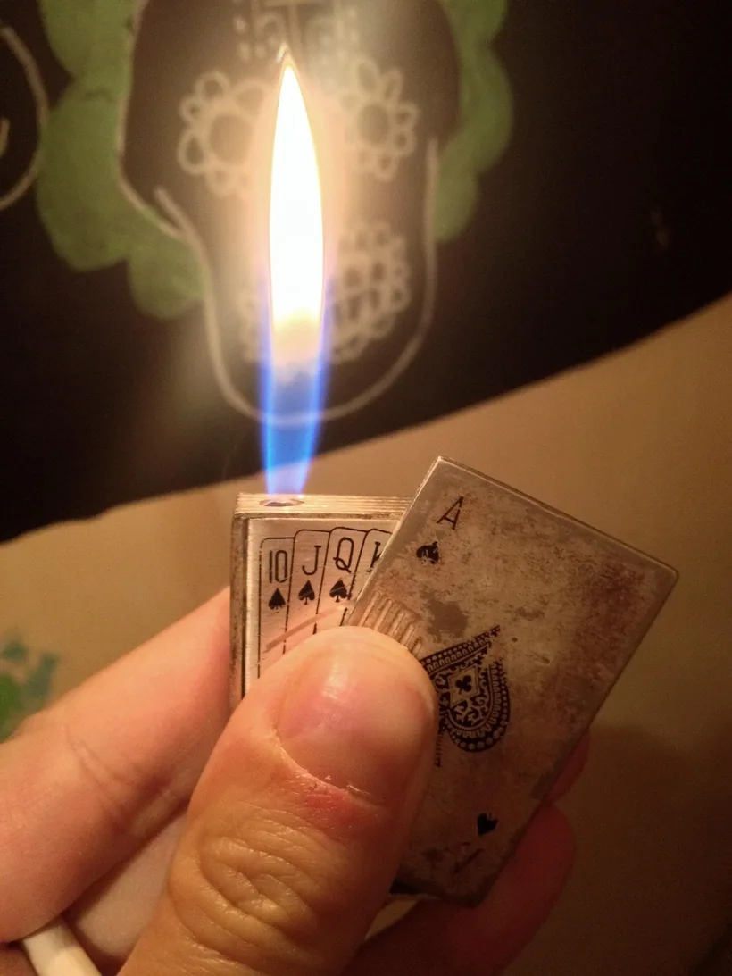 Encendedor de chorro rellenable produciendo una llama azul limpia de chorro de butano en El Paso Smoke Shops