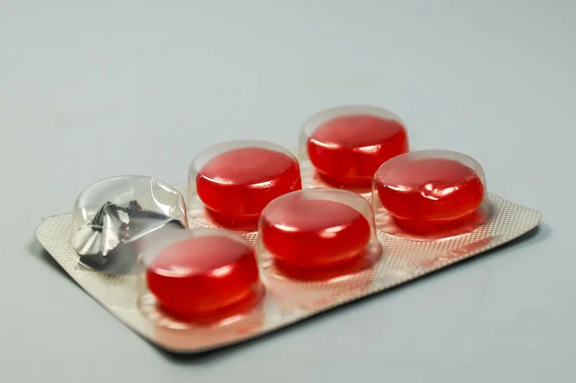 Dissolvable lozenges sealed in a foil blister pack, illustrating how a lozenge differs from a sealed nicotine pouch at El Paso Smoke Shops