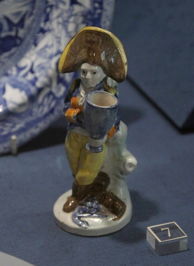 Pipa de cerámica esmaltada modelada como una figura de personaje de pie, un ejemplo de pipa novelty de personaje en El Paso Smoke Shops