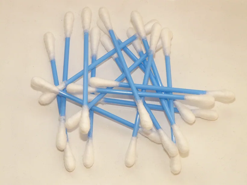 A pile of double-tipped cotton swabs with a cotton bud on each end, used like dual-tip swabs and quartz mops for cleaning at El Paso Smoke Shops